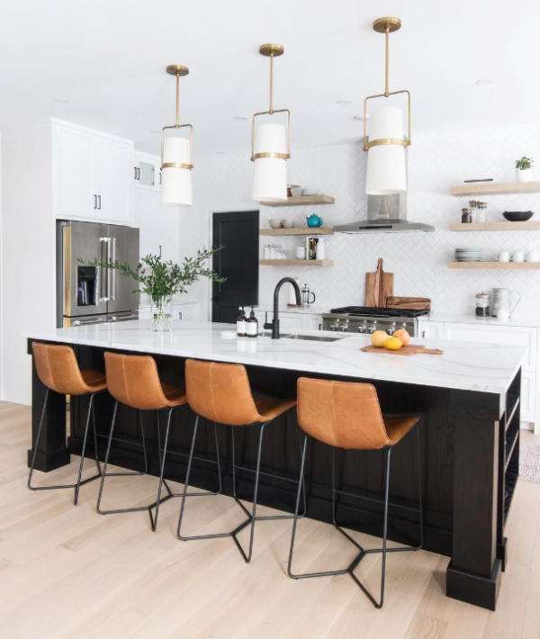 Dapur dengan meja kerja dari kayu solid dan kursi kulit